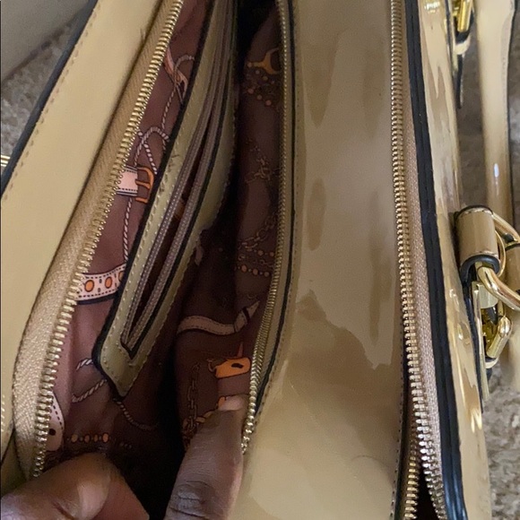 Cute Patent leather Medium purse with gold accents - Picture 4 of 7